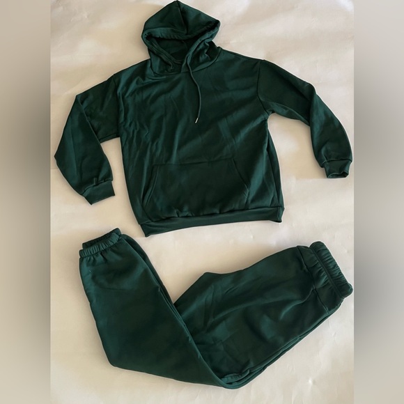 Comfortable and Stylish Green Hoodie and Jogger Set - Picture 1 of 6